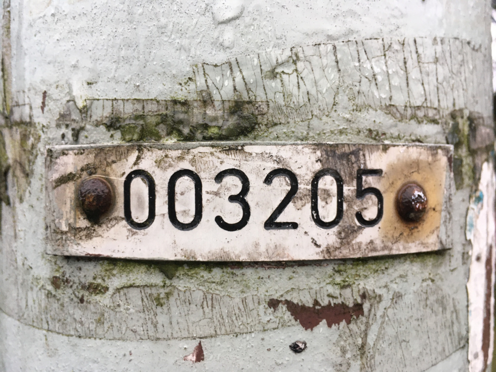 Plechový štítek na stožáru veřejné osvětlení s jeho identifikačním číslem